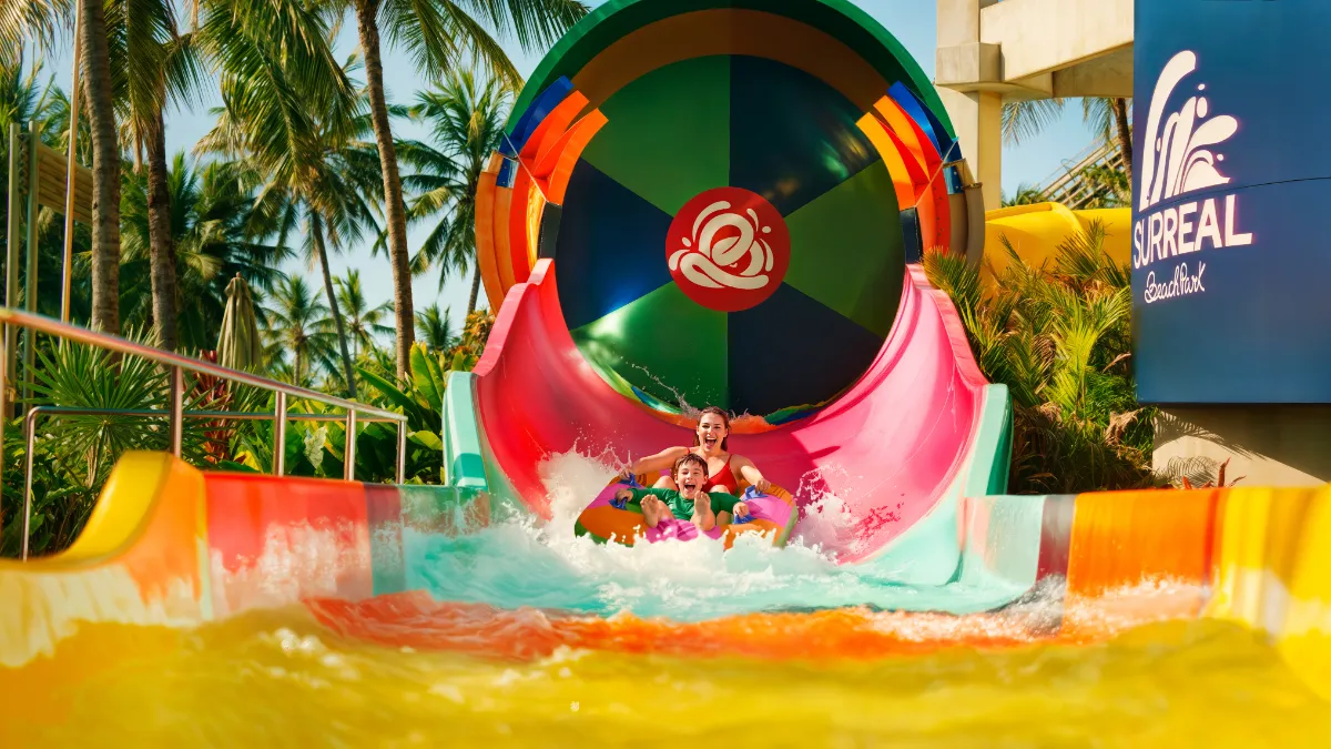 Tobogã do Aqua Park Beach Park com vista para o mar